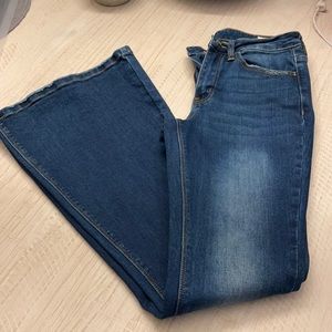 Bellbottom jeans. Buckle brand. Super cute.